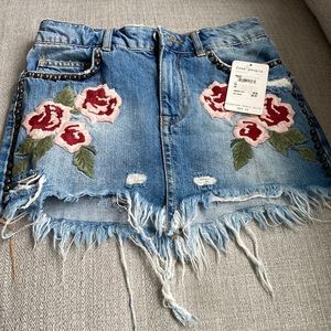 Free People Wild Rose Embroidered Denim Mini Skirt Distressed Raw hem Size 24